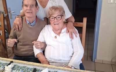 Un anniversaire avec beaucoup de bougies à la maison partagée